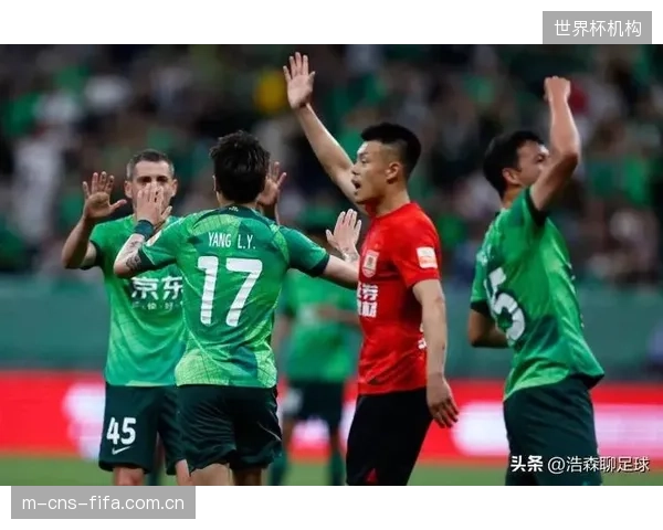 长春亚泰赛季表现低迷,其四后卫防线在面对对手快速反击时显得力不从心。 长春亚泰赛季表现低迷,其四后卫防线在面对对手快速反击时显得力不从心。